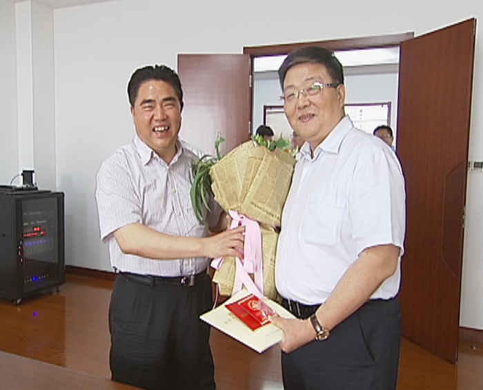 市長項雪龍“七一”前夕看望慰問黨員企業家肖偉