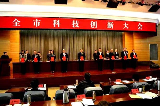 連雲港召開科技創新大會 乐投Letou藥業榮獲“科技創新領軍單位及領軍人物”兩項大獎